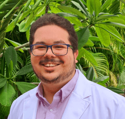 Dr. Abraham Benavides's profile